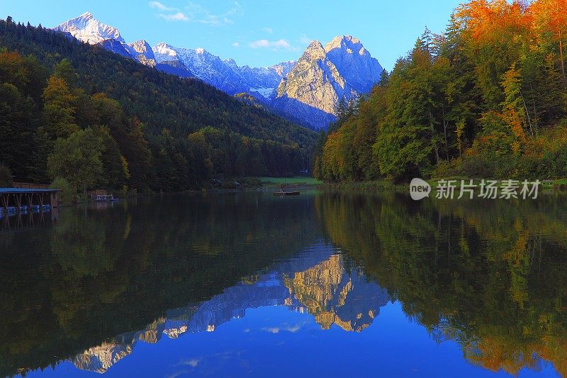 自然之美:里斯泽高山绿松石湖在金色的日出反射，与Zugspitze, Waxenstein和Alpspitze的景观-壮观的巴伐利亚阿尔卑斯山-雄伟的高山景观在秋天，雪山-加米施，巴伐利亚，德国